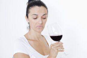 žena pije víno, ako s tým prestať