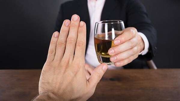 Prestať s alkoholom je správne rozhodnutie, ktoré vám umožní začať život s čistým štítom. 