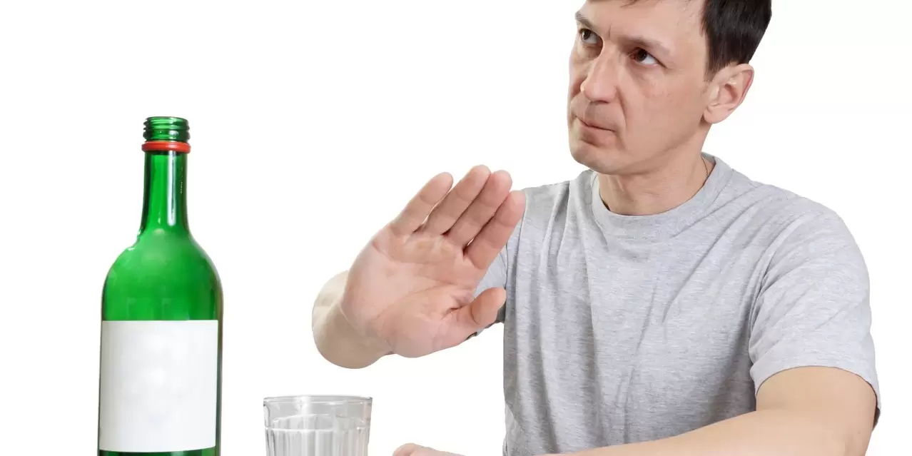 Muž odmieta alkohol