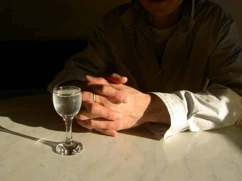 Pri dennom pití aj malých dávok silného alkoholu vzniká u človeka závislosť od alkoholu
