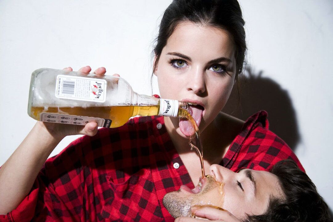 dievča nalieva alkohol na muža pred sexom