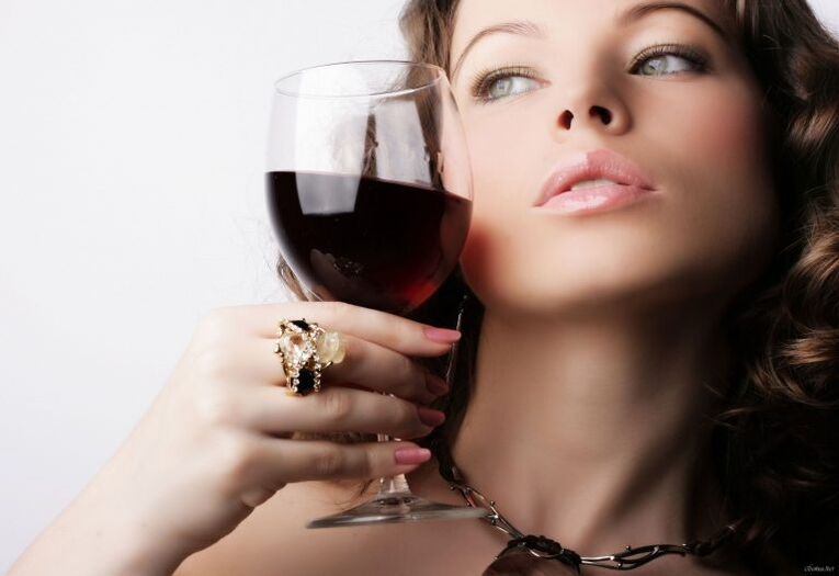 Bohatá žena je tiež náchylná na alkoholizmus